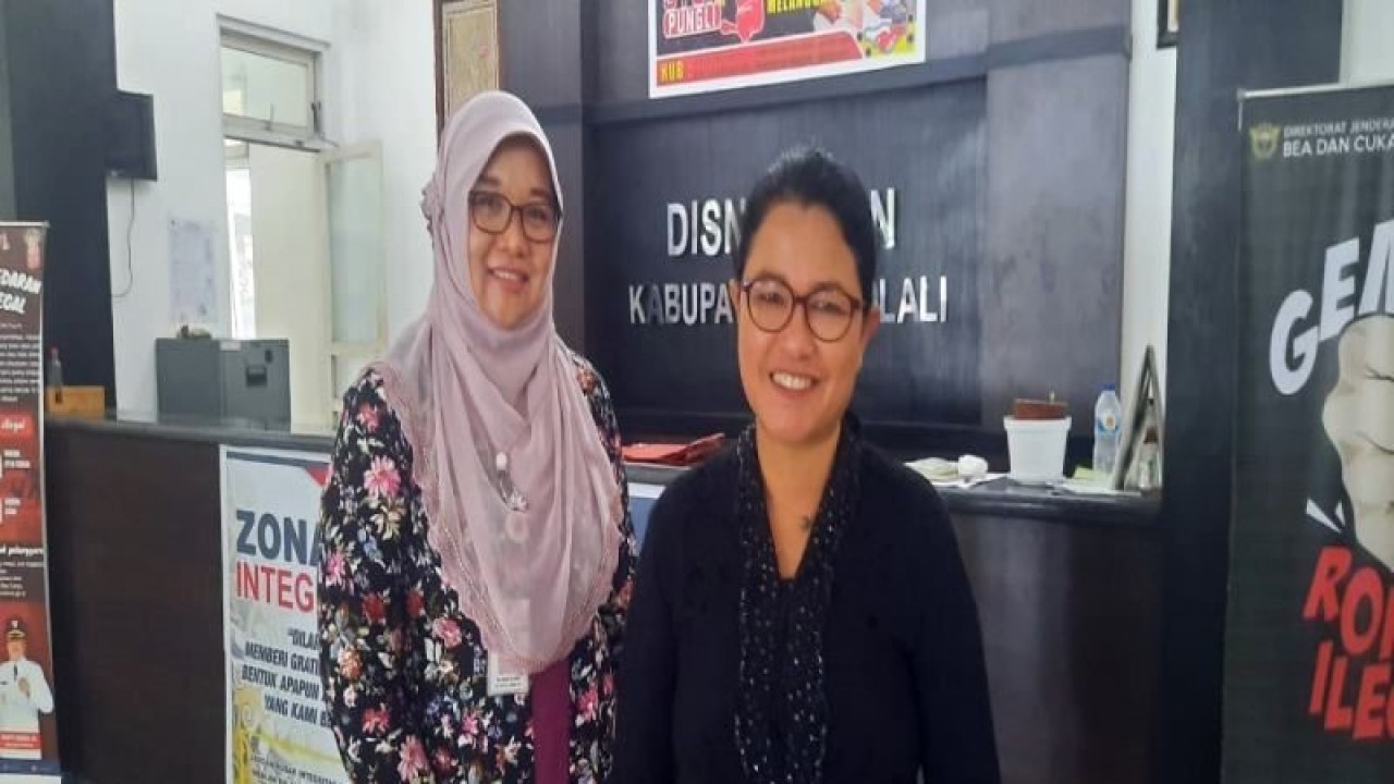 Kepala Disnakkan Kabupaten Boyolali Lusia Dyah Suciati (kanan) didampingi Kepala Bidang Kesehatan Hewan (Keswan) Disnakkan Boyolali dokter hewan Afiany Rifdania (kiri) saat mmeberikan keterangan perkembangan LSD di Kantor Disnakkan Boyolali, Jumat (10/2/2023).. ANTARA/Bambang Dwi Marwoto.