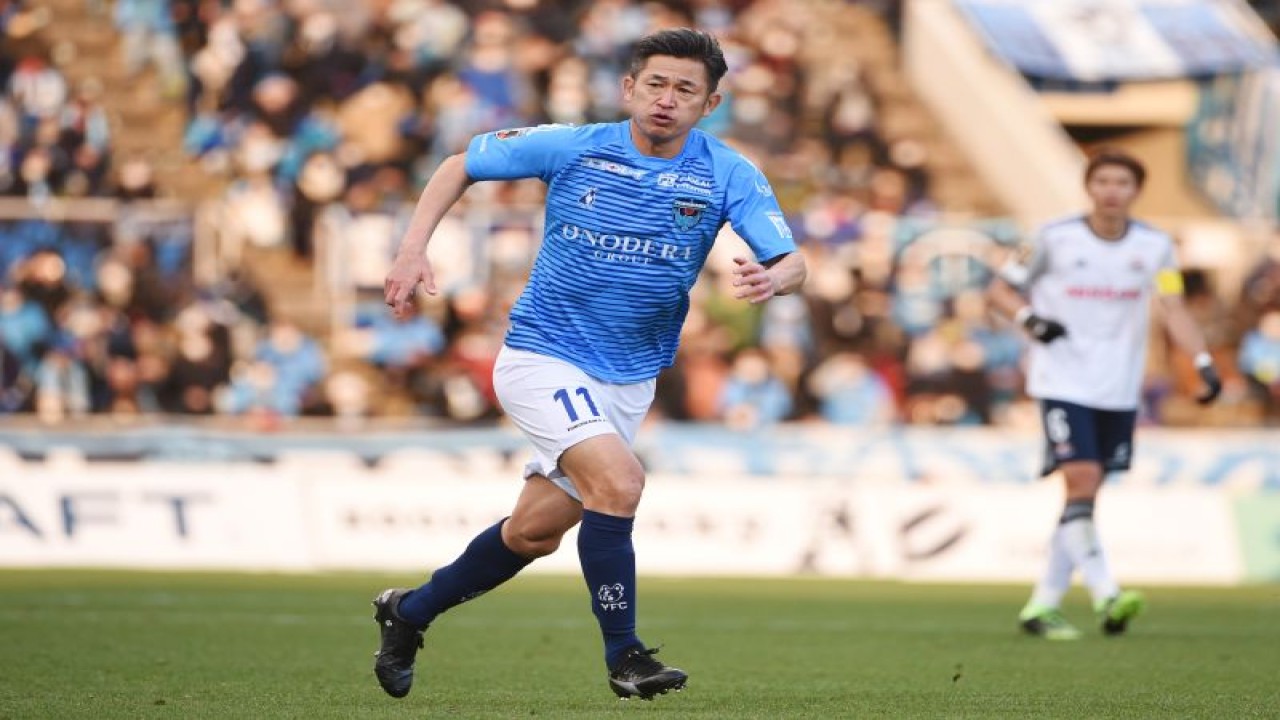 Kazuyoshi Miura saat memperkuat Yokohama FC di pertandingan J1 League kontra Yokohama F. Marinos di NHK Spring Mitsuzawa Football Stadium, Kanagawa, Jepang, pada 19 Desember 2020 (Itaru Chiba/AFLO/Itaru Chiba)