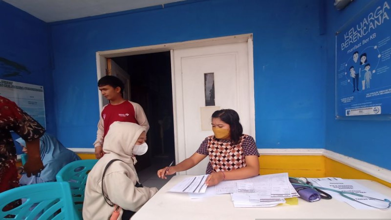 Warga datang berkonsultasi terkait layanan keluarga berencana di fasilitas kesehatan milik pemerintah pada program Kamis Palu ber-KB yang baru di luncurkan Pemerintah Kota Palu pada Kamis (2/2/2023). ANTARA/Moh Ridwan