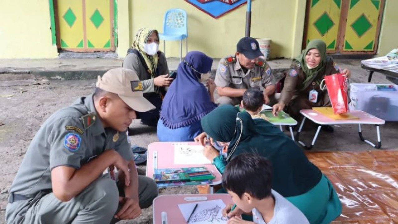 Satpol PP Jakarta Barat menggelar perpustakaan keliling di kawasan Duri Kepa, Kebon Jeruk, Jakarta Barat, Selasa (14/2/2023). ANTARA/Ho-Satpol PP Jakarta Barat