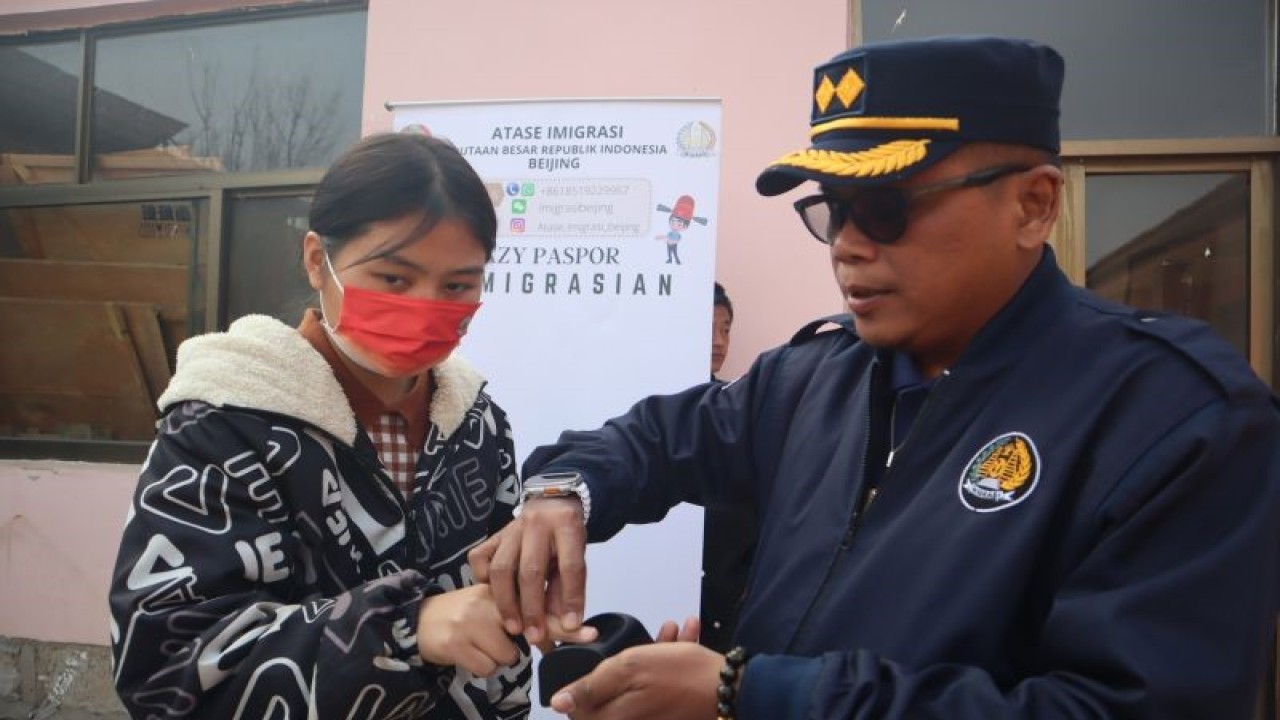 Atase Imigrasi KBRI di Beijing Raden Fitri Saptaji (kanan) mengambil sidik jari seorang warga negara Indonesia bermasalah di Desa Xingyang, Kota Dezhou, Provinsi Shandong, China, yang mengajukan permohonan Surat Permohonan Laksana Paspor (SPLP), Minggu (26/2/2023). Tim Atase Imigrasi KBRI Beijing menyisir pelosok perdesaan di China untuk memberikan pelayanan keimigrasian dan kekonsuleran guna memudahkan proses pemulangan WNI bermasalah ke Tanah Air. ANTARA/M. Irfan Ilmie