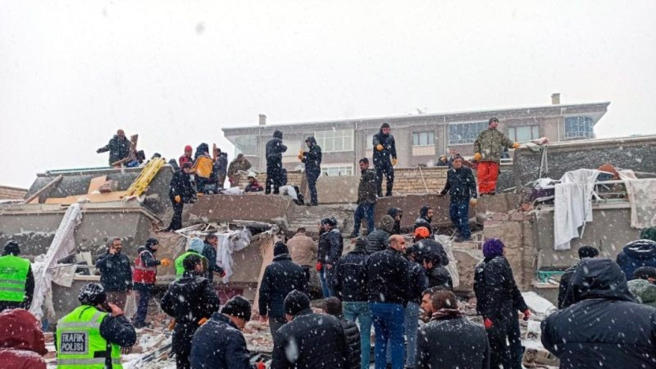 Para warga memeriksa bangunan-bangunan yang roboh akibat gempa bumi hebat di Malatya, Turki, Senin (6/2/2023). ANTARA/Xinhua/Mustafa Kaya/am.