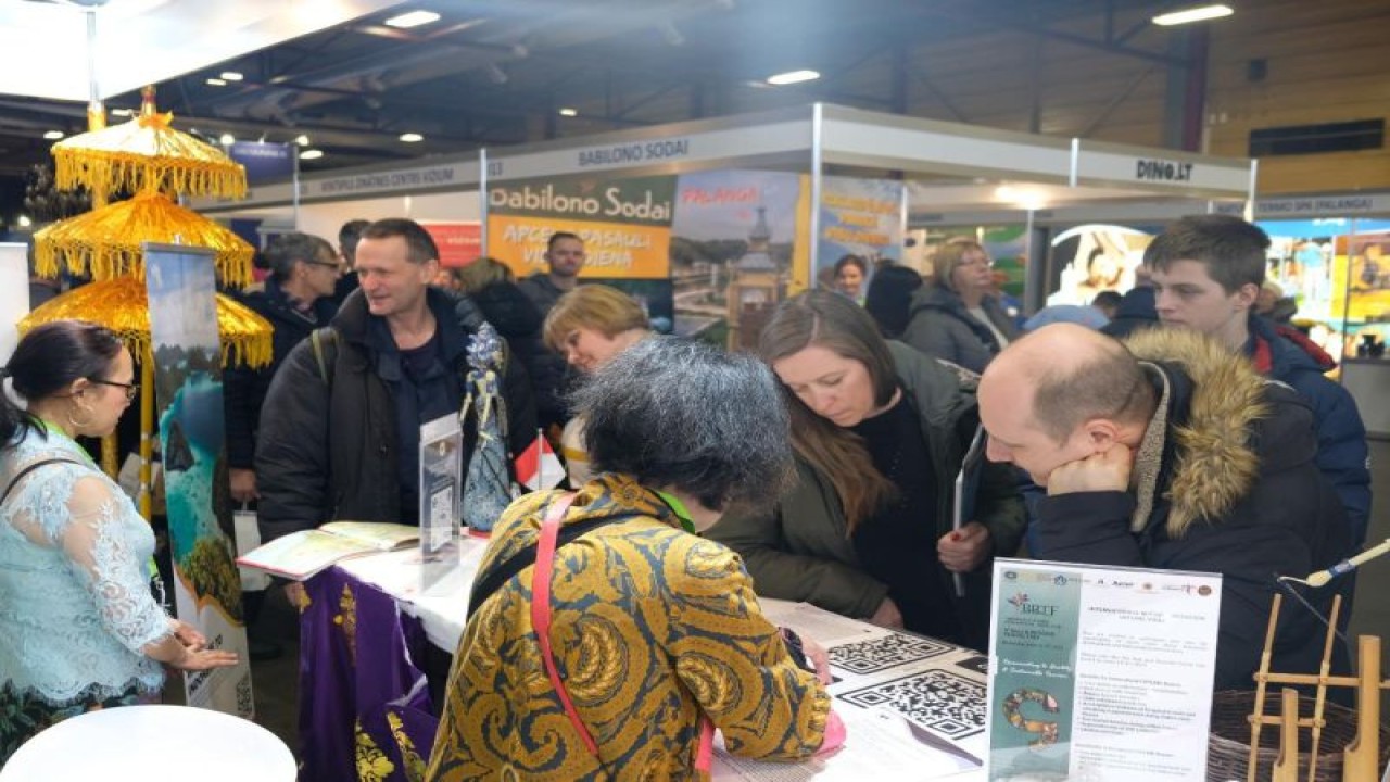 Suasana booth Indonesia pada pameran pariwisata terbesar di kawasan Baltik, Balttour 2023, yang diselenggarakan di International Exhibition Centre, Kipsala, Riga, Latvia pada 3-5 Februari 2023. (ANTARA/HO-KBRI Stockholm)
