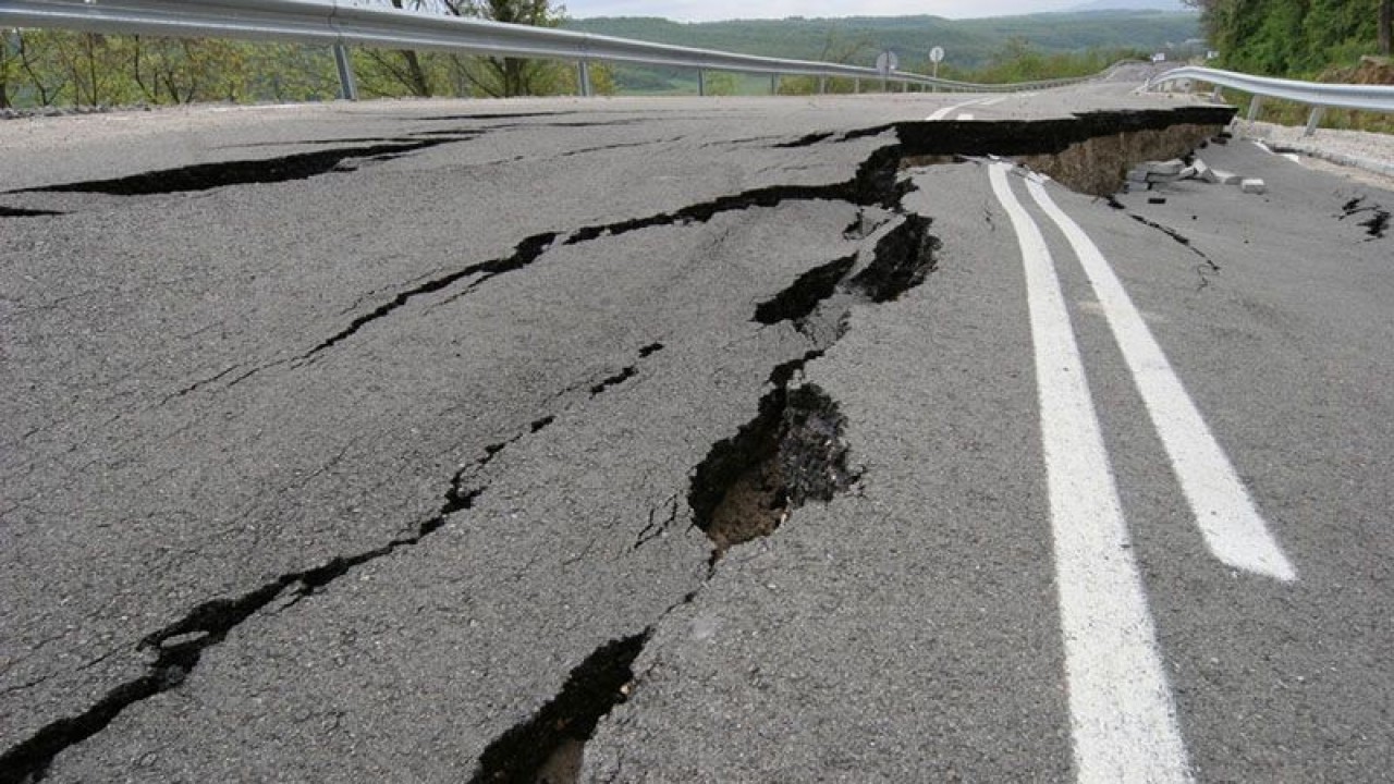 Ilustrasi - Jalan runtuh dengan retakan besar akibat Gempa bumi. ANTARA/Shutterstock/pri. (ANTARA/Shutterstock)