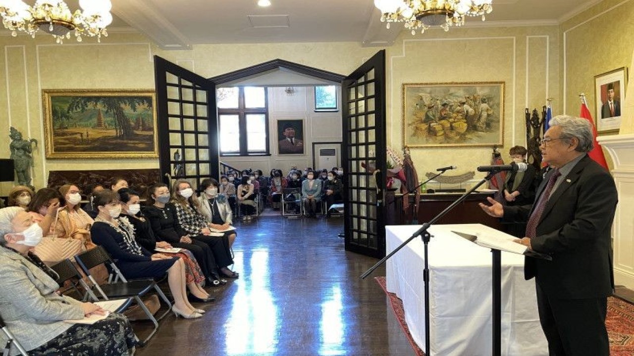 Duta Besar Indonesia untuk Jepang Heri Akhmadi menyampaikan pidato dalam kegiatan promosi Indonesia untuk merayakan 65 tahun hubungan diplomatik RI-Jepang di Wisma Duta, Tokyo, Rabu (22/2/2023). (ANTARA/HO-KBRI Tokyo)