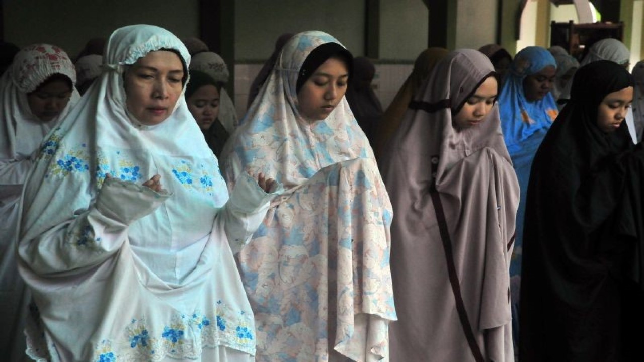 Sejumlah guru dan siswa berdoa bersama saat shalat gaib untuk para korban gempa di Turkiye dan Suriah. ANTARA FOTO/Yusuf Nugroho/hp. (ANTARA FOTO/YUSUF NUGROHO)