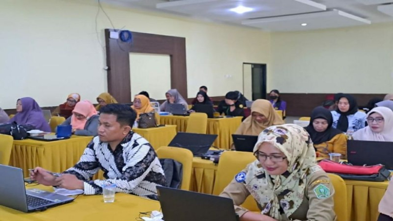 Kantor Bahasa Sulawesi Tenggara (KBST) tingkatkan keterampilan berbahasa guru dan dosen di Konawe melalui sosialisasi dan pelaksanaan Uji Kemahiran Berbahasa Indonesia (UKBI) Adaptif Merdeka, Rabu (8/2/2023) (ANTARA/HO-KBST Sultra)