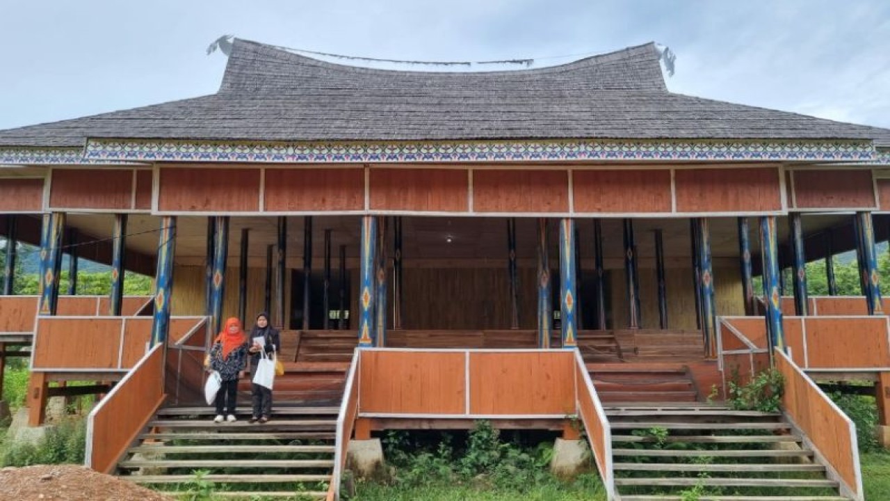 Tim KBST saat berada di rumah adat di Kabupaten Bombana, Sulawesi Tenggara, Jumat (10/2/2023) (ANTARA/HO-KBST Sultra)