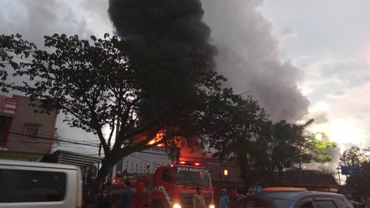 Suasana kebakaran pada salah satu gudang toko grosir di Jalan Poros Maros-Makassar (Batangase), Kelurahan Bontoa, Kecamatan Mandai, Kabupaten Maros, Sulawesi Selatan. ANTARA/Suriani Mappong.