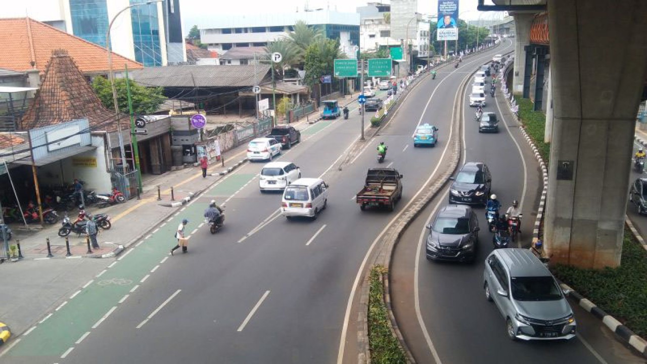 Arsip situasi arus lalu lintas di Kebayoran Lama, Jakarta Selatan, Jumat (27/1/2023). ANTARA/Dewa Ketut Sudiarta Wiguna