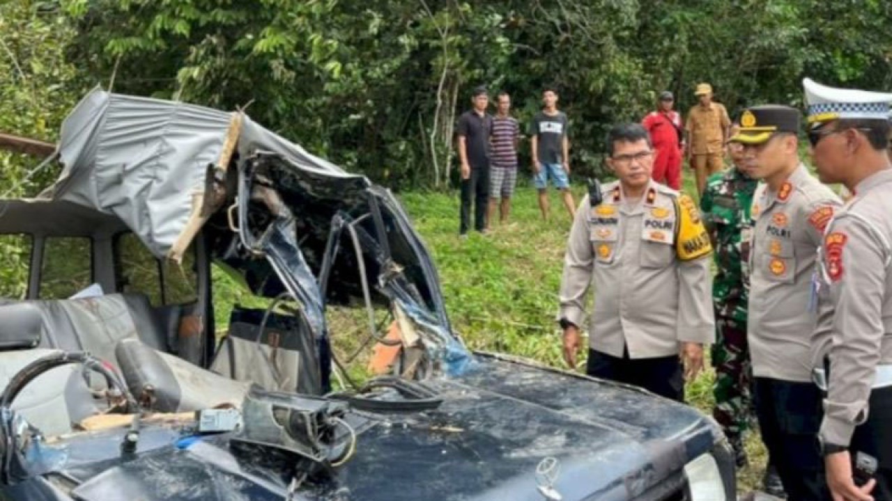 Kepala Polres Muara Enim AKBP Andi Supriadi bersama Wakil Kepala Polres Muara Enim Kompol CS Panjaitan dan Kasatlantas memeriksa unit mobil toyota kijang super yang mengalami kecelakaan di Jalan Lintas Tengah, wilayah Muara Enim, Senin (27/2/2023) (ANTARA/HO-Polres Muara Enim)