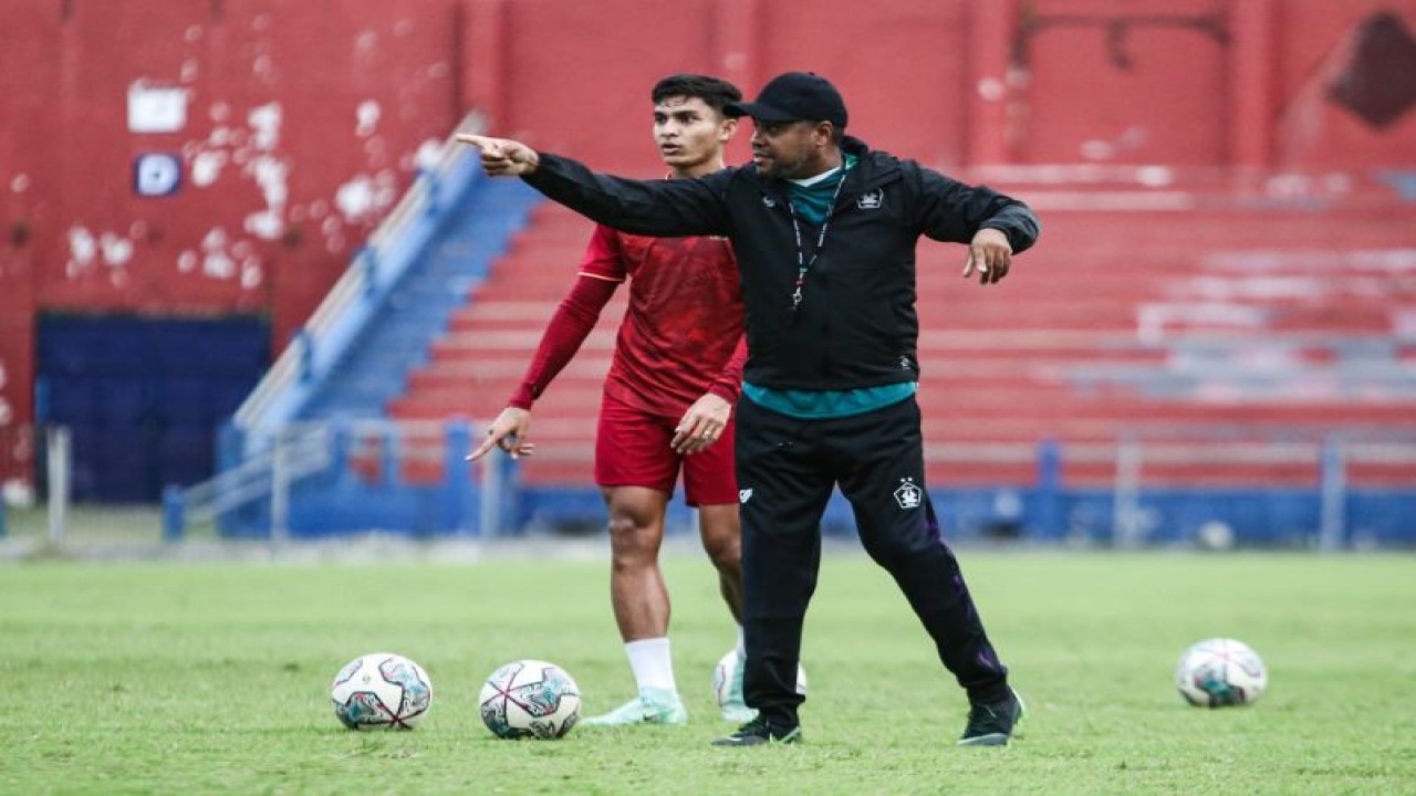 Pelatih Persik Kediri, coach Divaldo Alves saat di lapangan dengan para pemain Persik. ANTARA/ HO-Persik Kediri