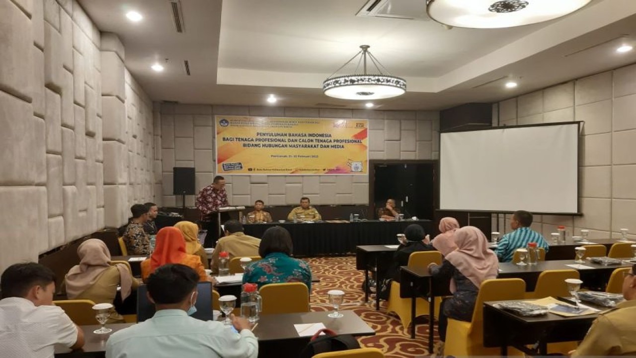 Kegiatan penyuluhan Bahasa Indonesia bagi tenaga profesional dan calon tenaga profesional bagi kehumasan dan media (ANTARA/Dedi)