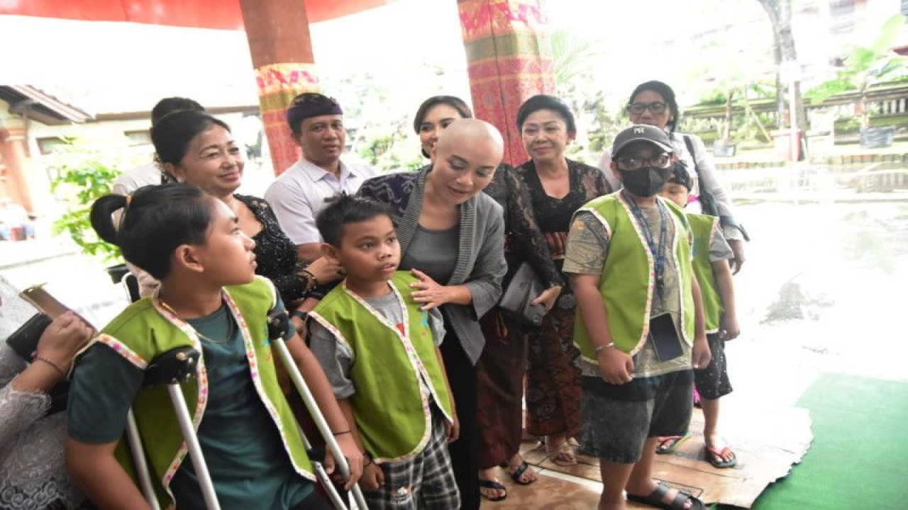 Kegiatan aksi gerakan empati untuk anak penyandang kanker bertajuk "Hairs for Share" di Kantor Kecamatan Denpasar Barat, Bali. (ANTARA/ HO-Kemen PPPA)