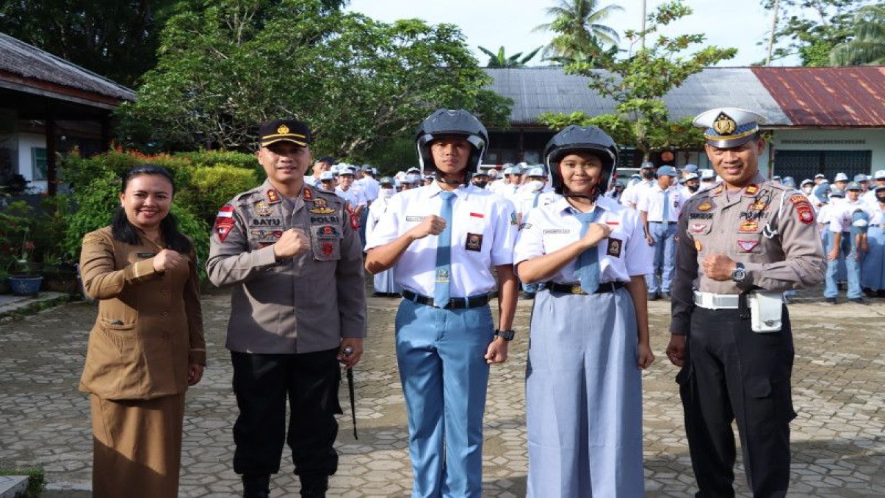 Kegiatan edukasi tertib lalu lintas di SMA Bengkayang. ANTARA/Wati.