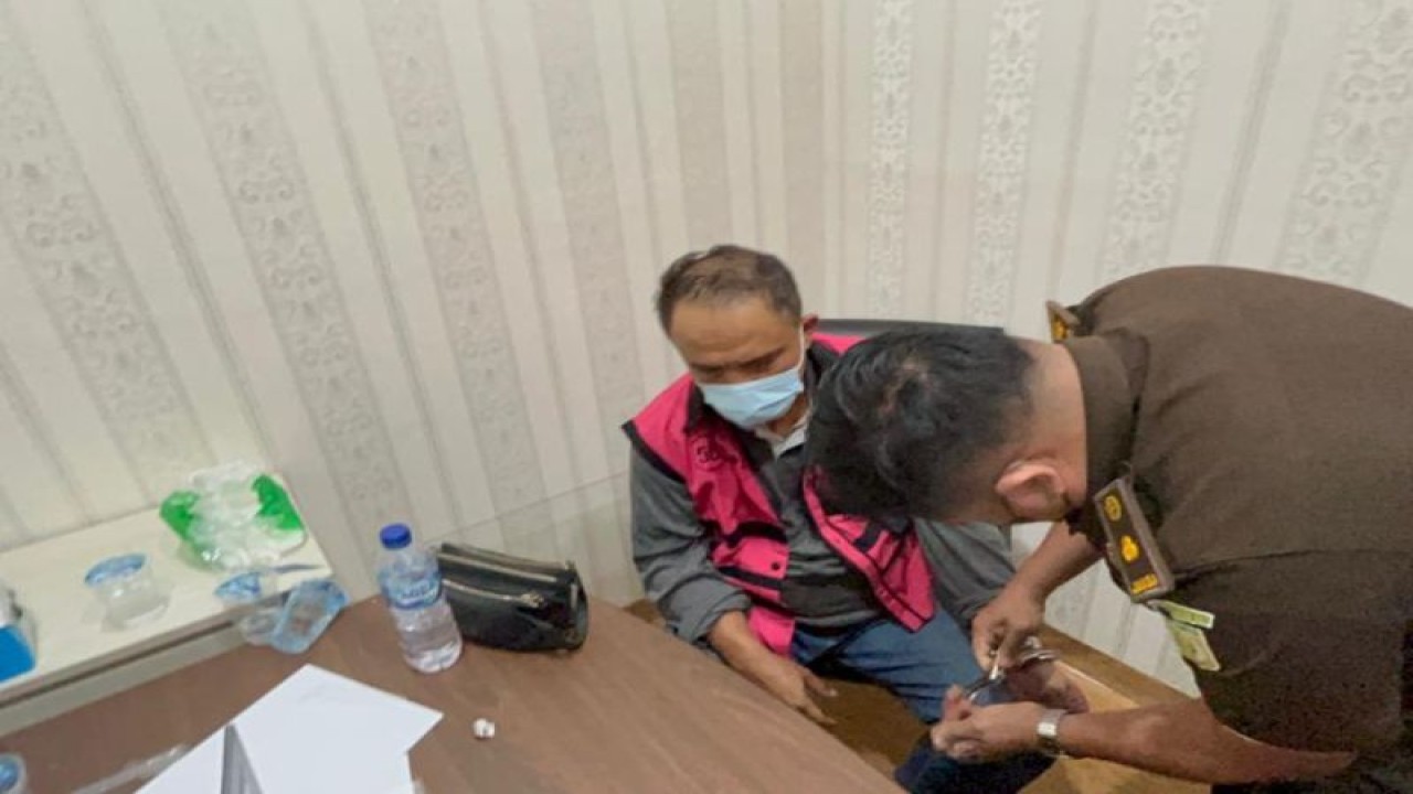 Penyidik Jaksa Agung Muda Tindak Pidana Khusus menetapkan Irwan Hermawan (IH), selaku Komisaris PT Solitech Media Sinergy sebagai tersangka baru perkara tindak pidana pencucian uang (TPPU) penyedia menara BTS 4G di Kementerian Kominfo. (ANTARA/HO-Puspenkum Kejagung)