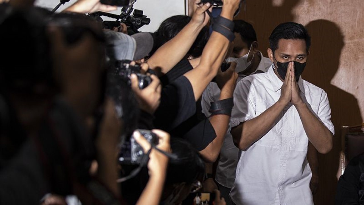 Terdakwa kasus pembunuhan berencana Brigadir Yosua Hutabarat, Richard Eliezer alias Bharada E tiba untuk menjalani sidang tuntutan di Pengadilan Negeri Jakarta Selatan, Jakarta, Rabu (18/1/2023). ANTARA FOTO/Sigid Kurniawan/foc/aa. (ANTARA FOTO/SIGID KURNIAWAN)