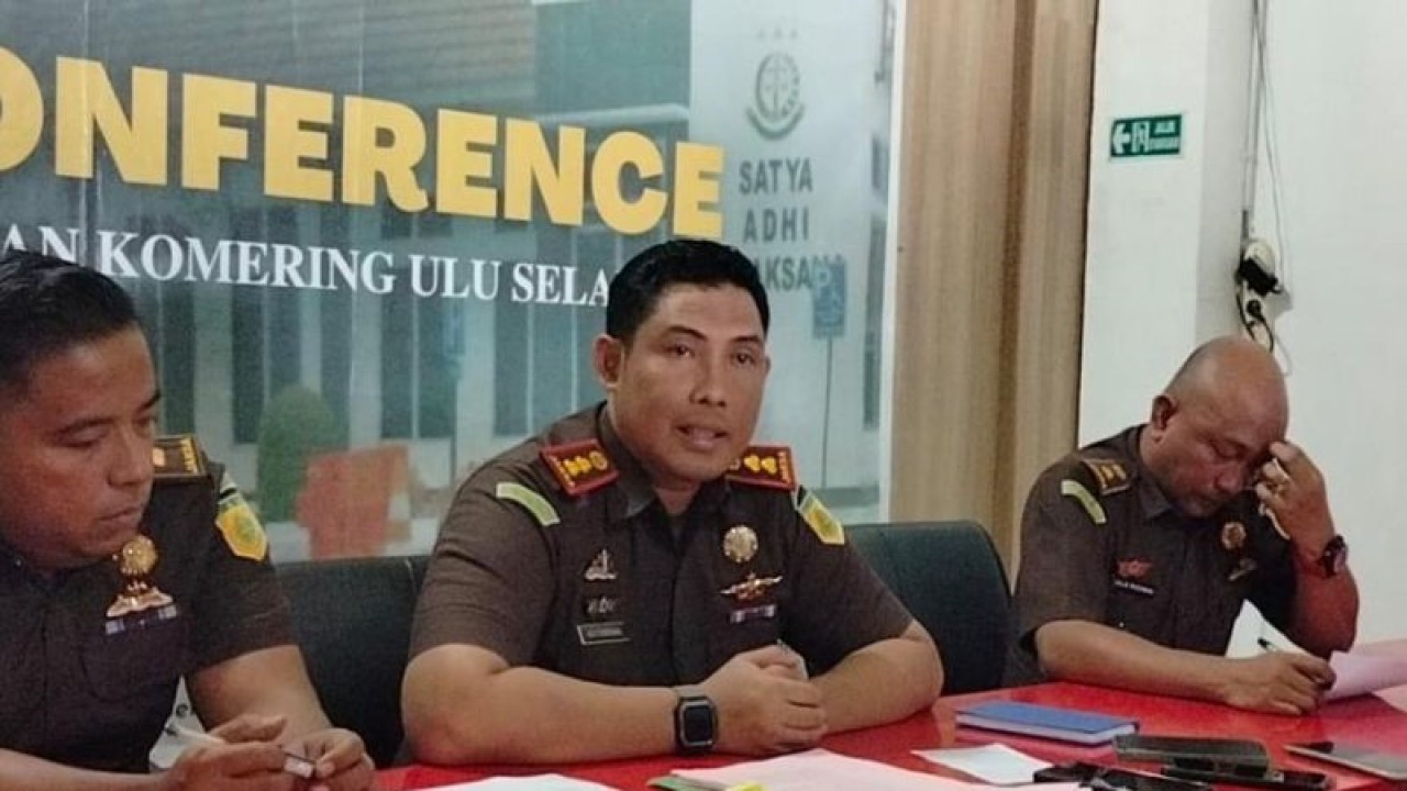 Kepala Kejaksaan Negeri OKU Selatan Adi Purnama (tengah) mengumumkan penetapan tersangka dalam kasus dugaan korupsi anggaran pengelolaan sampah di Dinas Lingkungan Hidup Kabupaten OKU Selatan tahun anggaran 2019, 2020 dan 2021, Senin (27/2/2023). ANTARA/HO-Penkum Kejati Sumsel