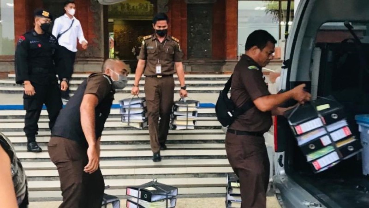 Penyidik Pidana Khusus Kejaksaan Tinggi Bali menyita ratusan dokumen terkait dengan pengelolaan dana sumbangan pengembangan institusi (SPI) di Gedung Rektorat Universitas Udayana, Jimbaran, Nusa Dua, Kabupaten Badung, Bali. ANTARA/Rolandus Nampu