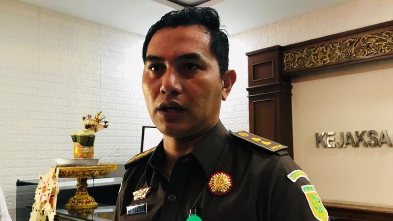 Kepala Seksi Penerangan Hukum Kejaksaan Tinggi Bali A Luga Harlianto memberikan keterangan pers terkait pengungkapan kasus dugaan korupsi dana Sumbangan Pengembangan Institusi (SPI) seleksi jalur mandiri Universitas Udayana di Lobi Kejaksaan Tinggi Bali, Senin (13/2). ANTARA/Rolandus Nampu