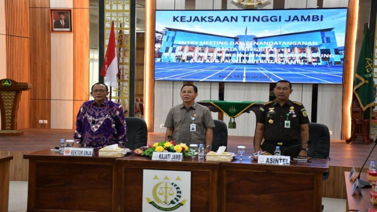 ejati Jambi Elan Suherlan dan Rektor Unja Sutrisno saat melakukan pertemuan di Kejati jambi, Jumat (10-2-2023). ANTARA/HO-Penkum Kejati Jambi