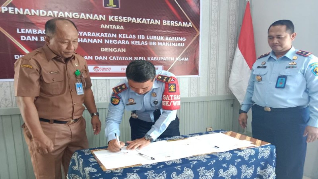 Kepala Lapas Kelas IIB Lubukbasung Suroto sedang menandatangani kerjasama disaksikan Kepala Disdukcapil Agam Helton dan Kepala Rutan Kelas IIB Maninjau Irphan di Rutan Kelas IIB Lubukbasung, Senin (20/2).