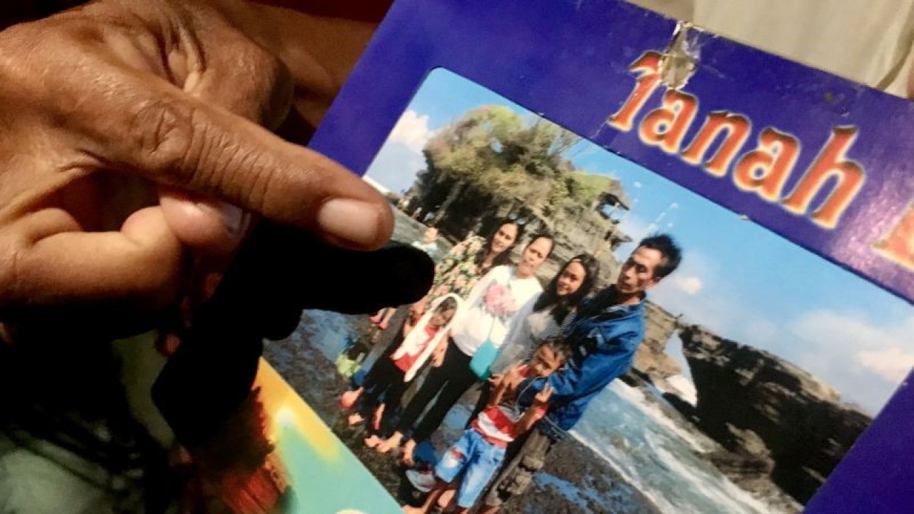 Keluarga menunjukkan foto mendiang Irma Lestari, WNI yang menjadi korban gempa di Turki, saat ditemui di kediaman mereka di Denpasar, Bali, Minggu (19/2/2023). ANTARA/Genta Tenri Mawangi