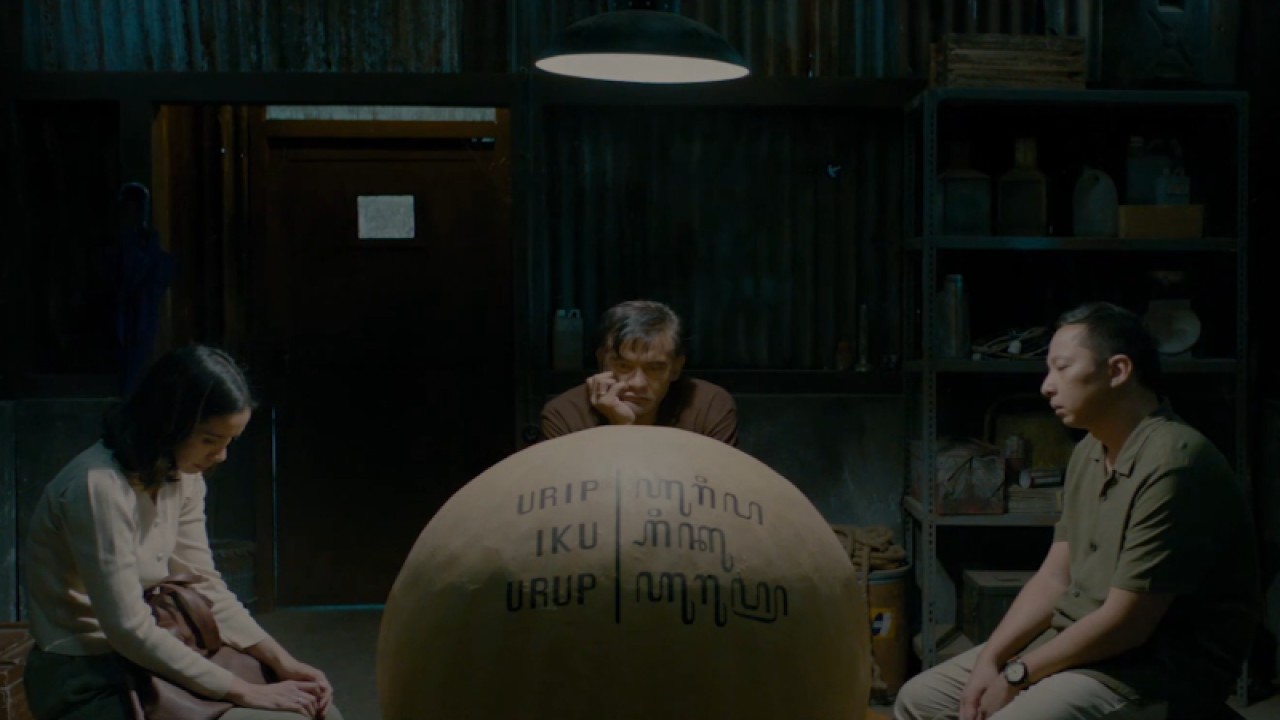 Tangkapan layar cuplikan video film "Kembang Api" karya sutradara Herwin Novianto yang akan tayang di bioskop Indonesia pada 2 Maret 2023. (youtube.com/@Falcon_Pictures)