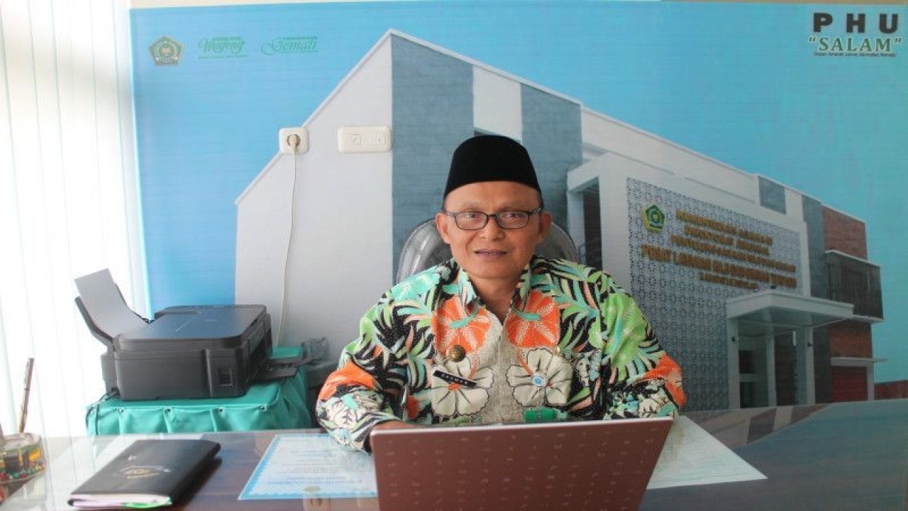 Kepala Seksi Penyelenggaraan Haji dan Umroh Kantor Kementerian Agama Kabupaten Boyolali, Jateng, Sauman, saat memberikan keterangan di kantor Kemenag Boyolali, Rabu 15/2/2023). (FOTO ANTARA/Bambang Dwi Marwoto.