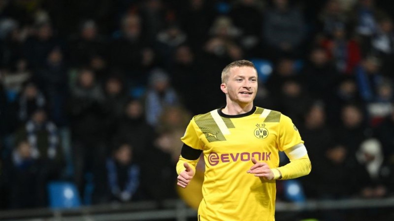 Penyerang Borussia Dortmund Marco Reus merayakan gol yang dicetaknya ke gawang Bochum pada pertandingan 16 besar Piala Jerman, di Ruhrstadion., Bochum, Kamis (9/2/2023) dini hari WIB. (ANTARA/AFP/INA FASSBENDER)