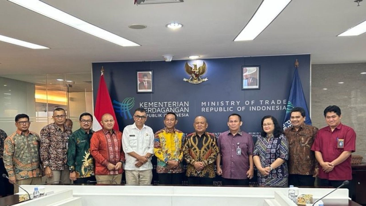 Sekretaris Jenderal Kementerian Perdagangan Suhanto bersama Bupati Natuna Wan Siswandi dan Bupati Belitung Timur Burhanudin usai penandatanganan naskah kerja sama terkait pengembangan sumber daya manusia kemetrologian di Kantor Kementerian Perdagangan, Jakarta, Kamis (24/2/2023). (ANTARA/Maria Cicilia Galuh)