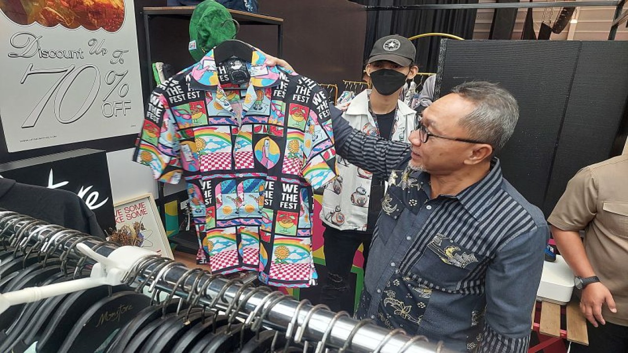 Menteri Perdagangan Zulkifli Hasan saat meninjau pameran Legendary Brand Festival bertajuk “World Class Brands as National Heroes” di Jakarta. (ANTARA/Adimas Raditya)