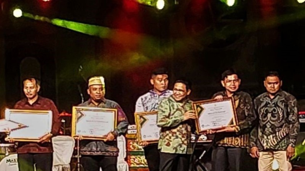 Ketua BUMDesma Surya Maju Abadi Kecamatan Hatungun, Kabupaten Tapin, Kalimantan Selatan menerima penghargaan "BUMDesma Inspiratif kategori Cepat Tumbuh" dari Mendes PDTT saat peringatan Hari BUMDesa di Kabupaten Bintan, Kepulauan Riau, Kamis (02/02/2023). ANTARA/HO-PMD Tapin
