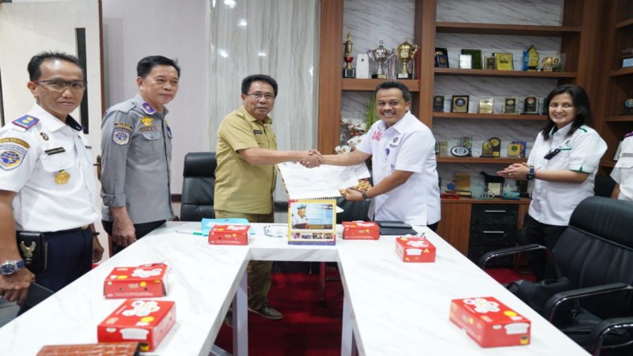Kepala Pusat Pengelolaan Transportasi Berkelanjutan (PPTB) Kementerian Perhubungan Marwanto Heru Santoso (dua kanan) menyerahkan berita acara serah terima (BAST) sembilan pelabuhan pengumpan kepada Pemprov Sulsel di Kantor Gubernur Sulsel, Makassar, Senin (20/2/2023). ANTARA/HO-Humas Pemprov Sulsel