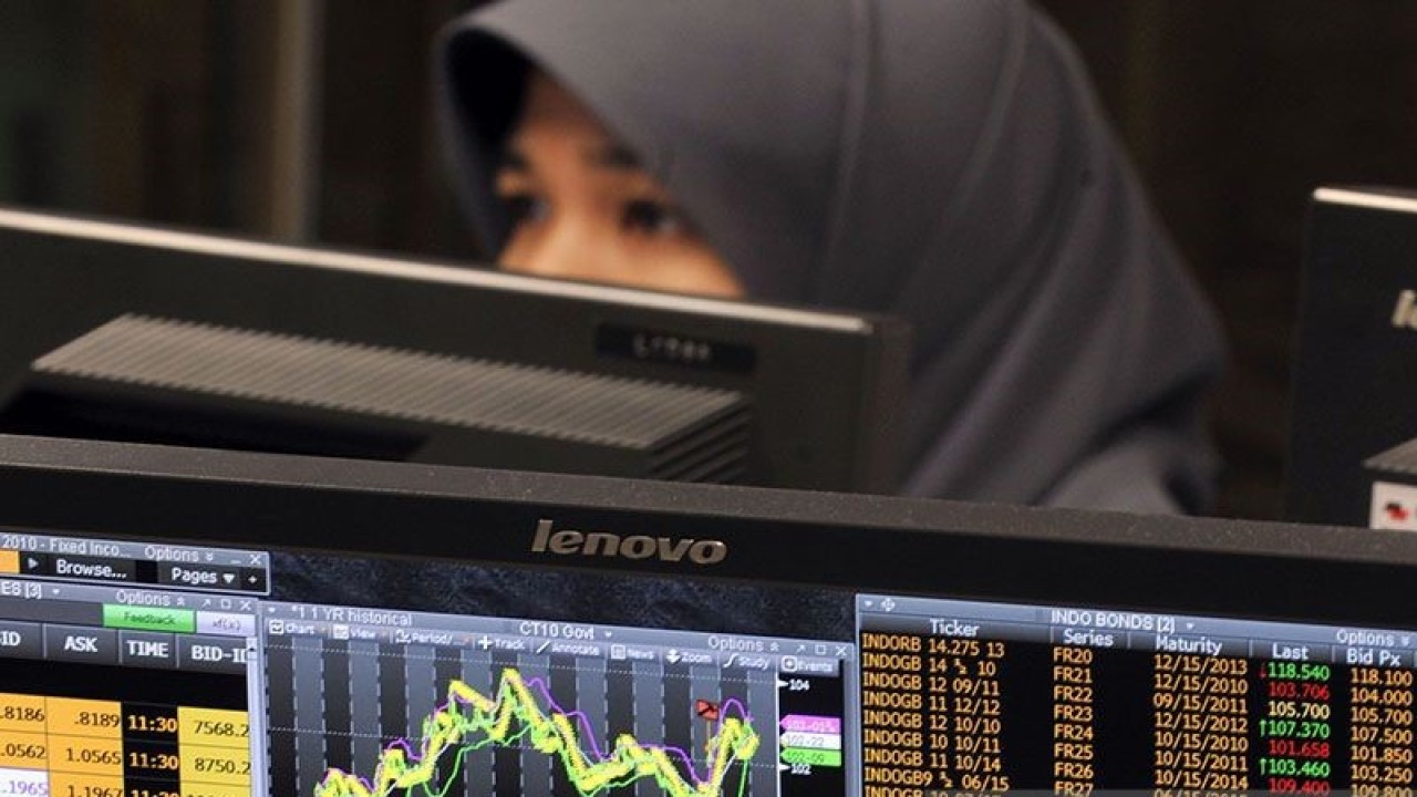 Ilustrasi - Seorang karyawan BNI mengamati harga Surat Utang Negara (SUN) di BNI Treasury, Jakarta. FOTO ANTARA/Prasetyo Utomo/Koz/aa. (ANTARA/PRASETYO UTOMO)