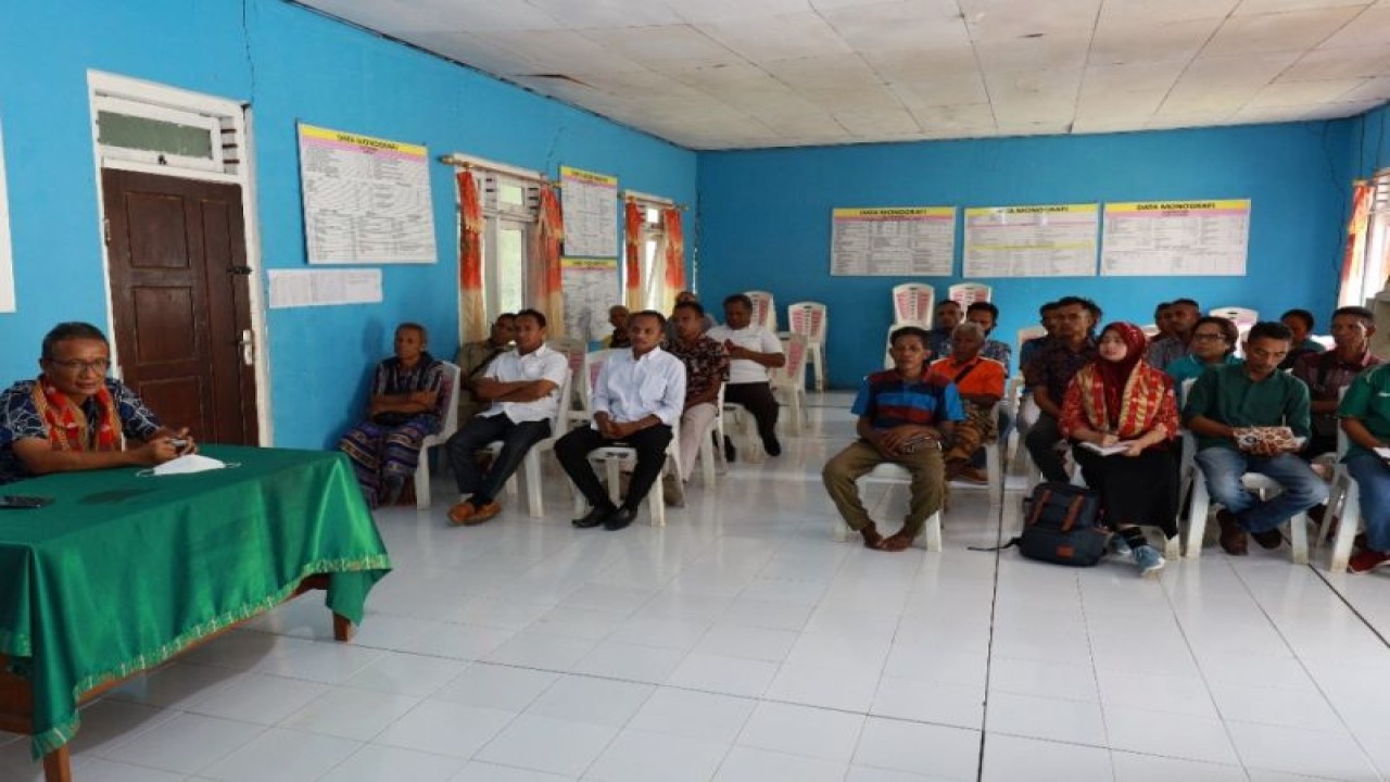Kepala Bagian Umum Kantor Wilayah DJPb Provinsi NTT Doddy Handaryadi (kiri) melakukan pendampingan terhadap pemerintah desa melalui Program Sukalisa (Satu Kabupaten Lima Desa) untuk percepatan penyaluran anggaran Program Dana Desa di Kabupaten Kupang. (ANTARA/HO-Kanwil DJPb NTT Kemenkeu)
