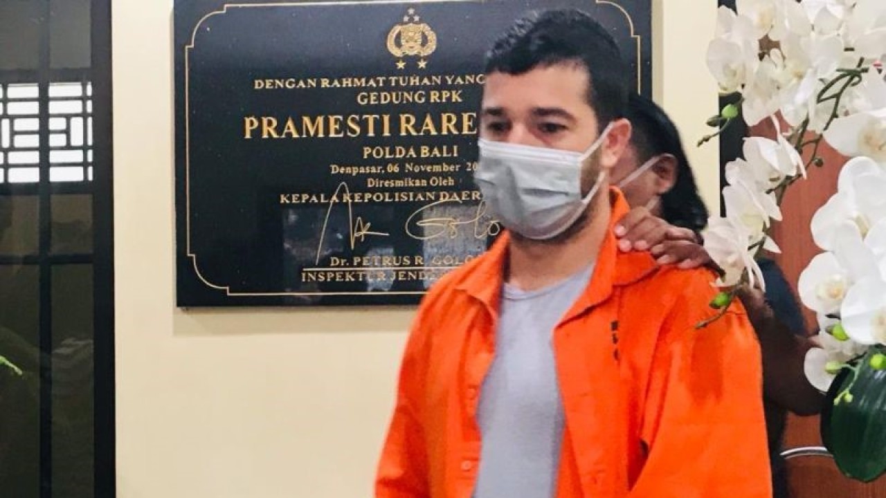 Subjek red notice International Police (Interpol) bernama Antonio Strangio digiring petugas Polda Bali untuk dimintai keterangan di Unit Perlindungan Perempuan dan Anak (PPA) Direktorat Reserse Kriminal Umum Polda Bali, Denpasar, Rabu (8/2/2023). (ANTARA/Rolandus Nampu)