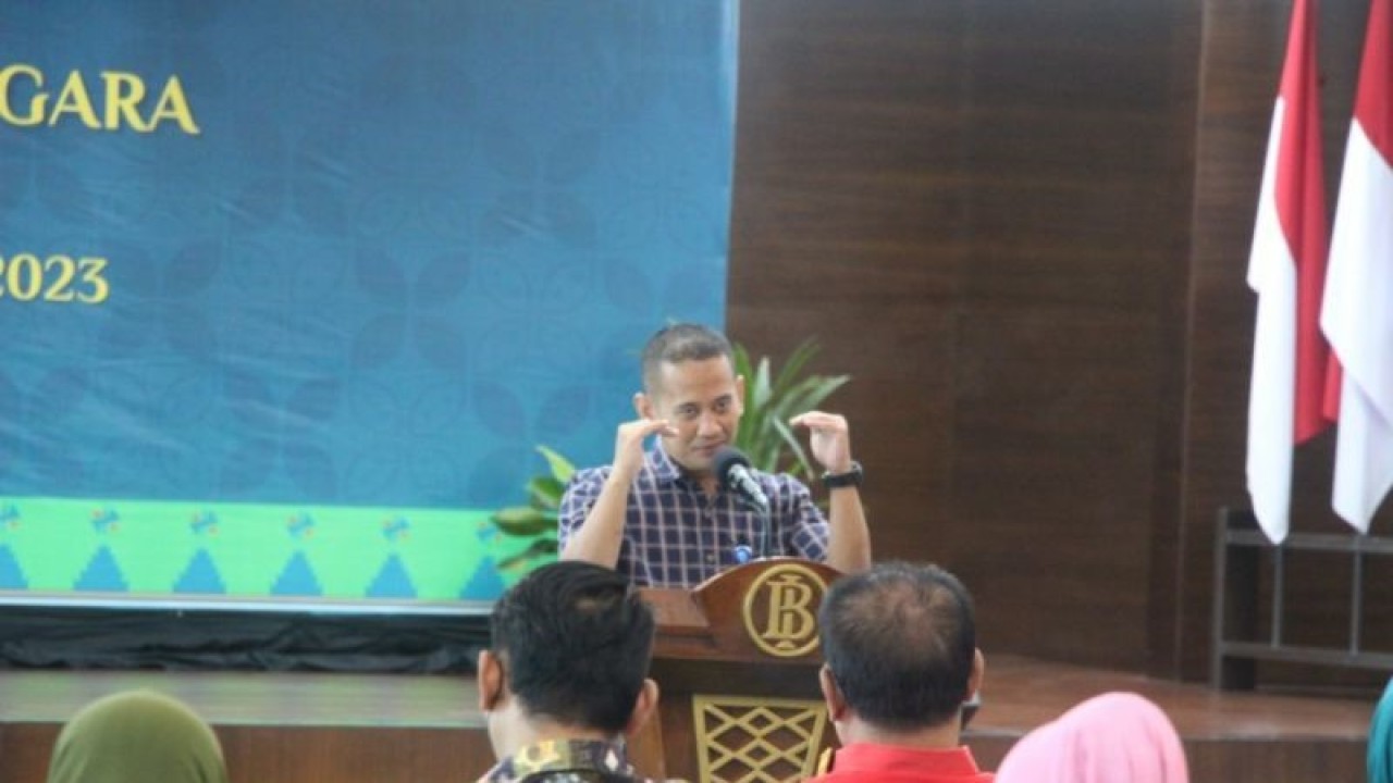 Kepala Divisi Pelayanan Hukum dan HAM (Kadivyankum) Kemenkumham Sultra Hidayat saat memberikan penjelasan terkait bantuan hukum bagi UMKM di Kantor Perwakilan Bank Indonesia (KPwB) Sultra, Kamis (9/2/2023) ANTARA/Harianto.