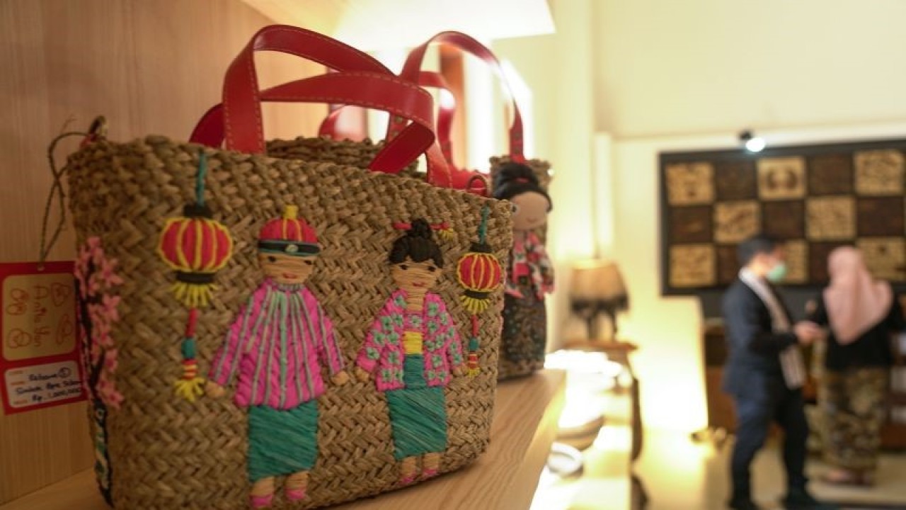 Arsip foto - Pengunjung melihat karya kreatif saat pameran Show Case UMKM DIY di galeri Bank Indonesia, Gondomanan, Yogyakarta, Rabu (24/3/2021). ANTARA FOTO/Hendra Nurdiyansyah/wsj.