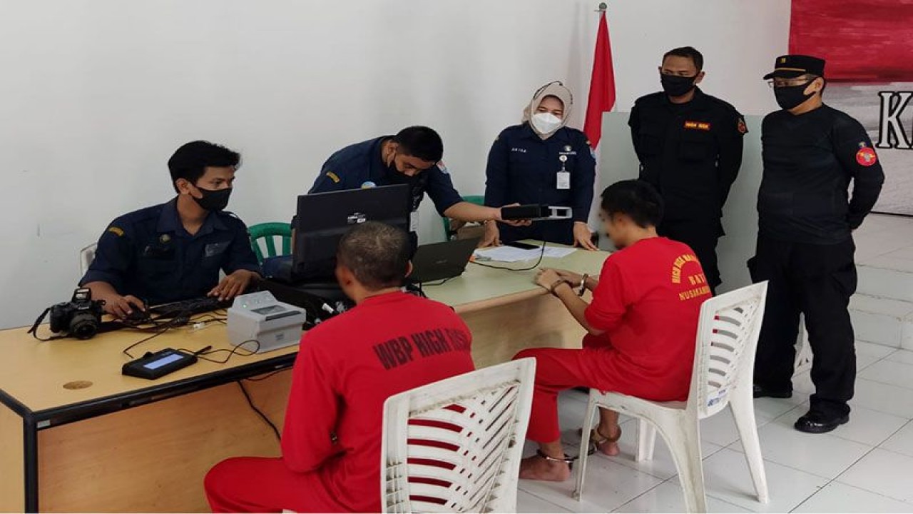 Warga binaan pemasyarakatan Lapas Batu menjalani perekaman KTP elektronik yang dilakukan Disdukcapil Kabupaten Cilacap di Aula Lapas Batu, Pulau Nusakambangan, Kabupaten Cilacap, Kamis (23/2/2023). ANTARA/HO-Lapas Batu
