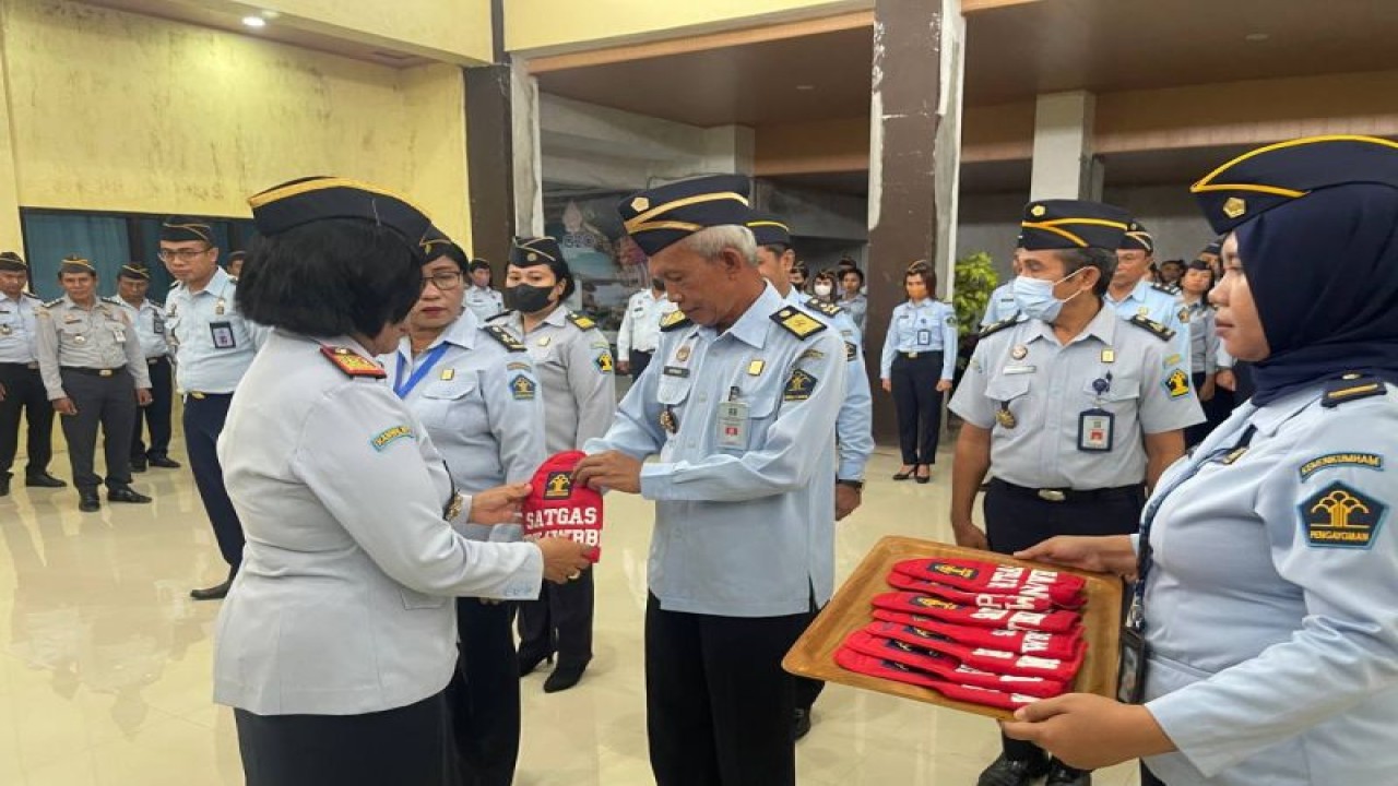 Kakanwil Kemenkumham NTT Marciana D Jone saat mengukuhkan tim Kerja Zona Integritas Menuju Wilayah Bebas dari Korupsi (WBK) dan Wilayah Birokrasi Bersih Melayani (WBBM) di aula Kantor Wilayah, Senin (13//2/2023). ANTARA/HO-Humas Kemenkumham NTT.