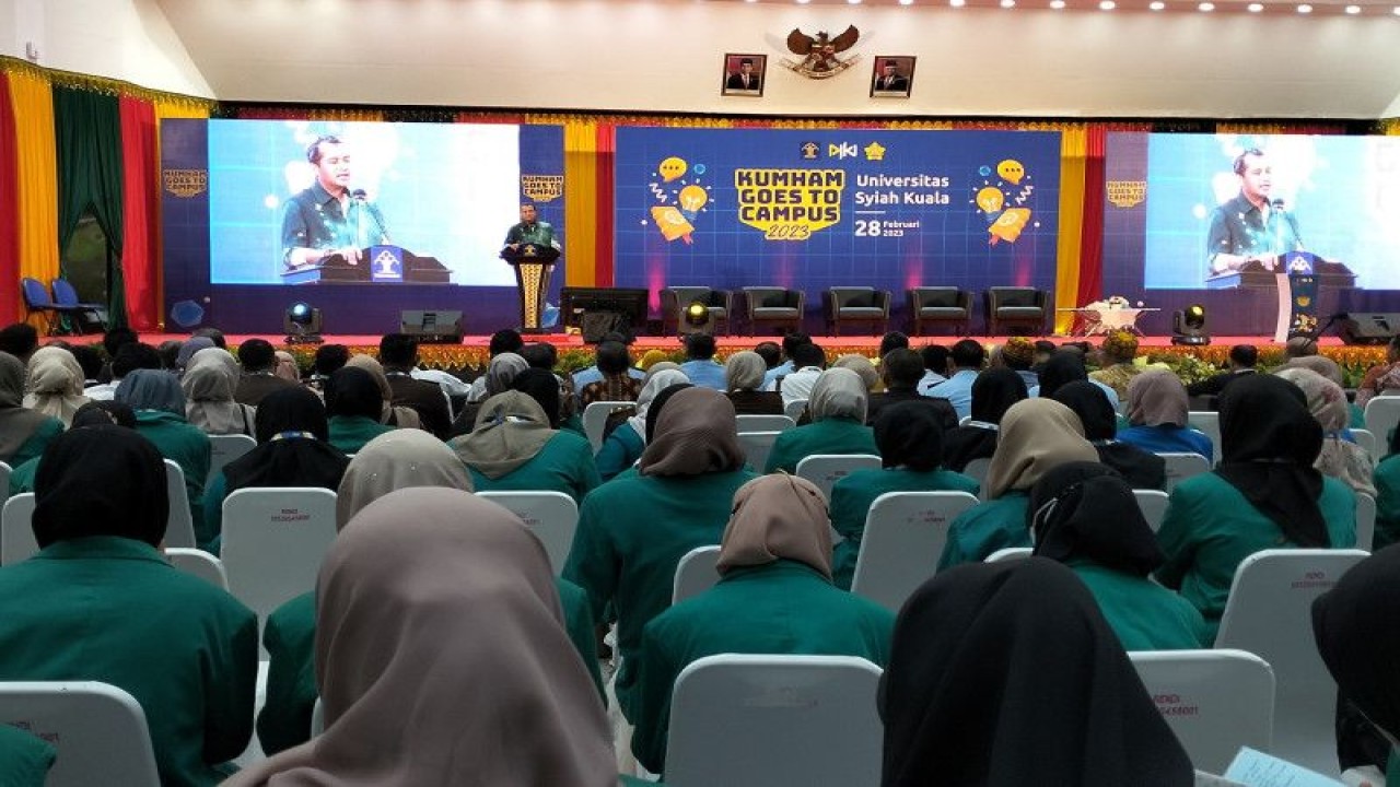 Wamenkumham Edward Omar Sharif Hiariej menyosialisasikan KUHP baru di Banda Aceh, Selasa (28/2/2023). (ANTARA/Muhammad Zulfikar)