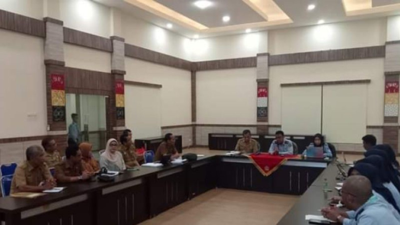 Tim Kemenkumham Sulsel dan Pemkab Selayar saat menggelar rapat harmonisasi tiga rancangan peraturan daerah, di Makassar, Senin (20/2/2023). ANTARA/HO-Kemenkumham Sulsel