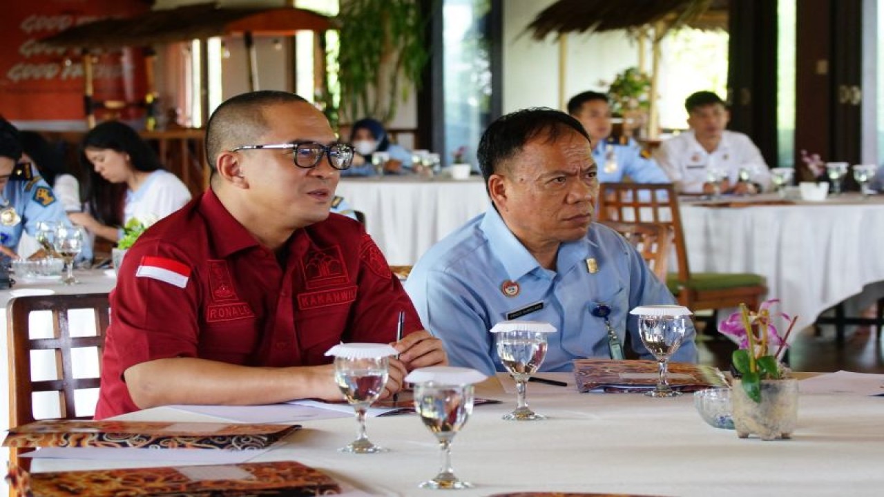 Kepala Kemenkumham Sulut Ronald Lumbuun (kiri) dan Kepala Divisi Pemasyarakatan Friece Sumolang. ANTARA/HO-Humas Kemenkumham Sulut (1)