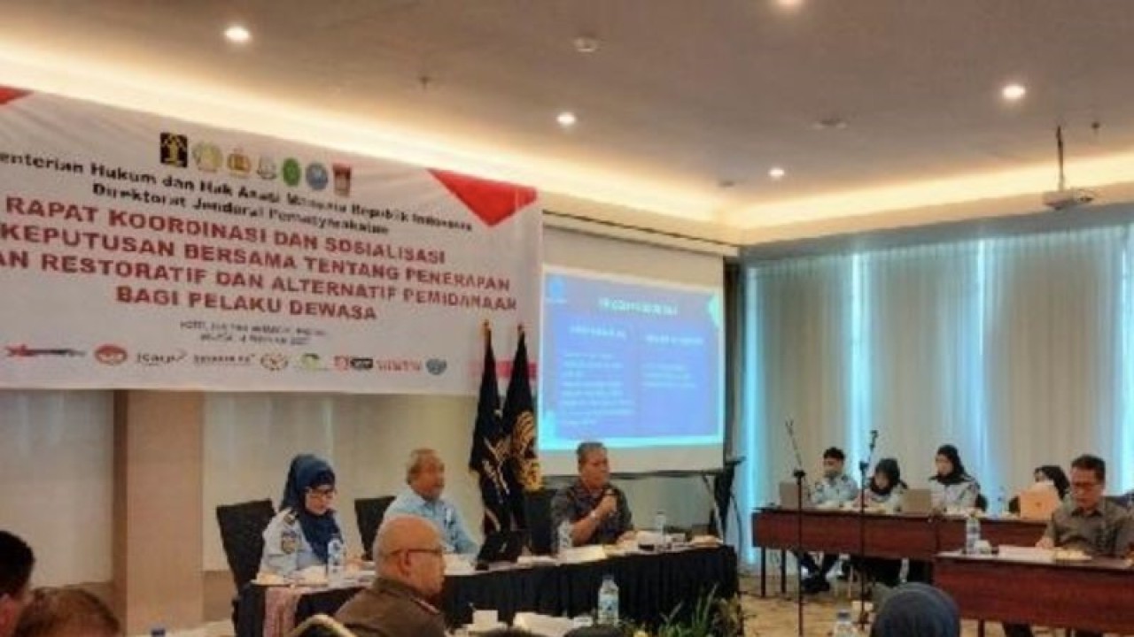 Rapat koordinasi dan sosialisasi surat keputusan bersama tentang penerapan keadilan restoratif dan alternatif pemidanaan bagi pelaku dewasa. (ANTARA/FathulAbdi)
