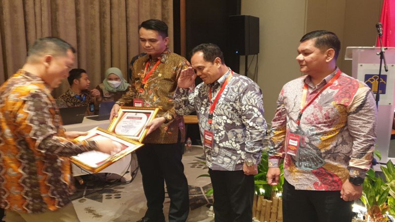 Kemenkumham Sumsel berikan penghargaan kepada satker serta media massa cetak dan daring (online). (ANTARA/Yudi Abdullah/23)