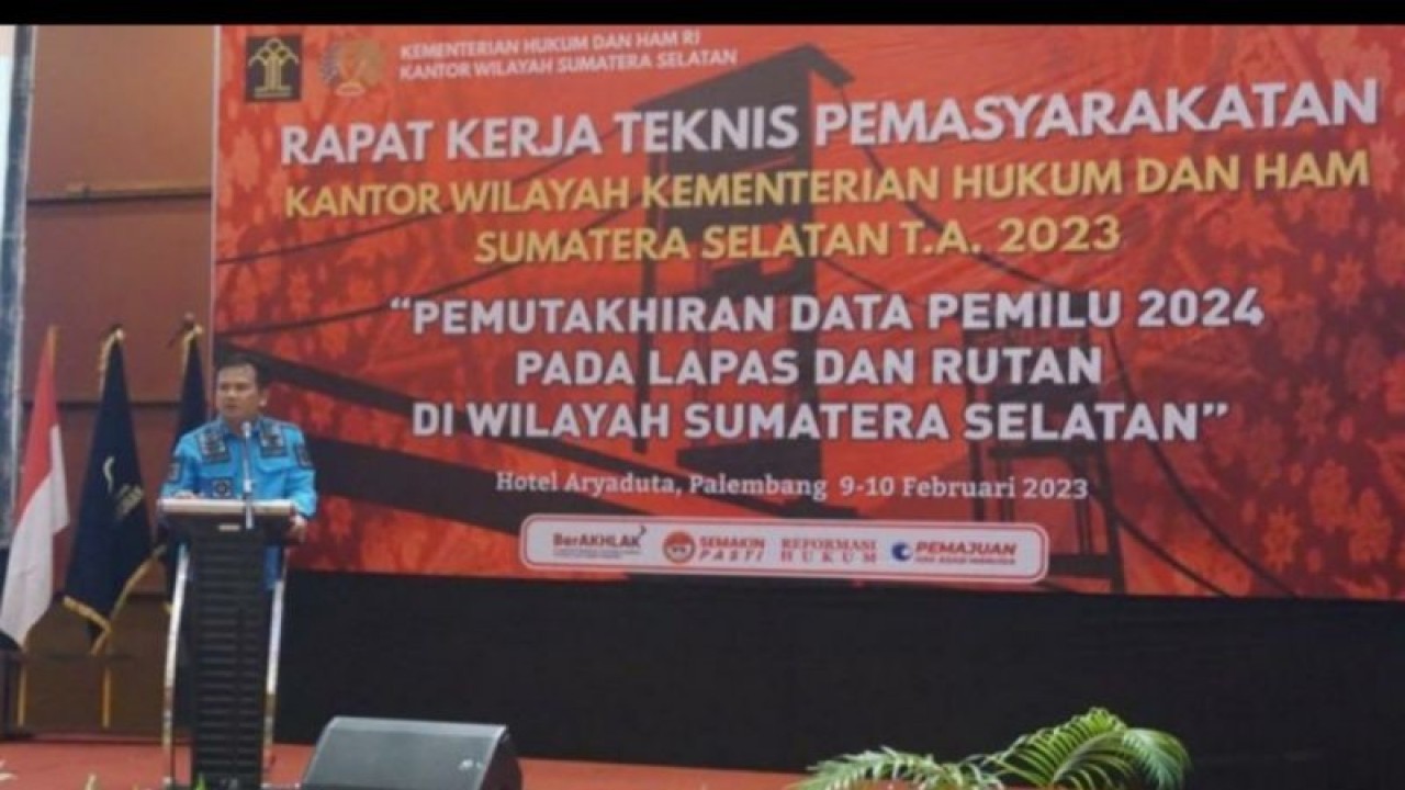 Kepala Divisi Pemasyarakatan Kanwil Kemenkumham Sumsel Bambang Haryanto memberikan pengarahan pada Rakernis Pemutakhiran Data Pemilih Pemilu 2024 di lapas/rutan di Palembang, Jumat (10-2-2023). ANTARA/Yudi Abdullah