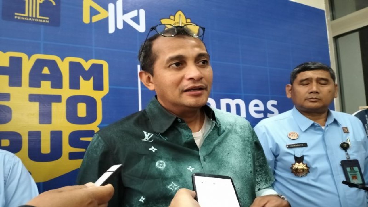 Menteri Hukum dan Hak Asasi Manusia (Wamenkumham) Prof Edward Omar Sharif Hiariej menjawab pertanyaan wartawan terkait KUHP baru di Banda Aceh, Selasa (28/2/2023). ANTARA/Muhammad Zulfikar.