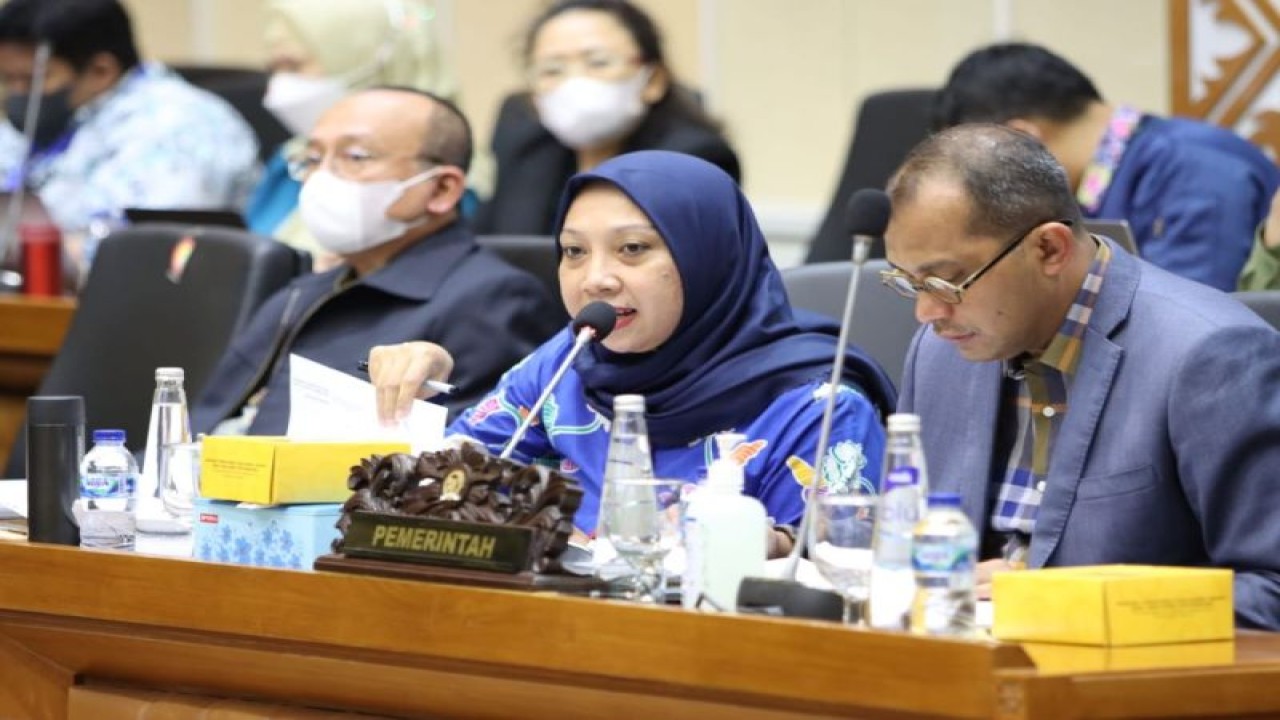 Deputi Perlindungan Hak Perempuan Kementerian Pemberdayaan Perempuan dan Perlindungan Anak Ratna Susianawati (tengah). (ANTARA/ HO-Kemen PPPA)