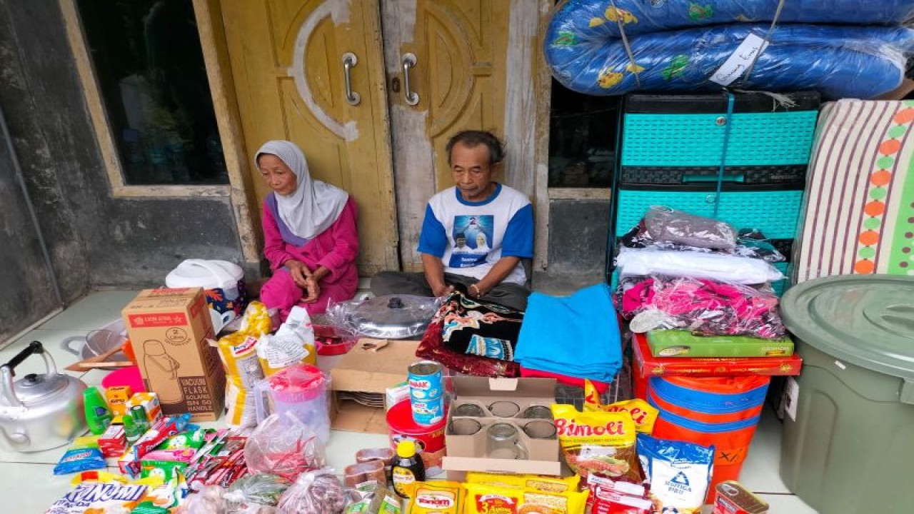 Bantuan usaha dan perbaikan rumah pasangan lansia Nenek Asna (64) dan Kakek Islak (66) di Desa Parigi, Kecamatan Saketi, Kabupaten Pandeglang, Banten, Rabu (22/2/2023). ANTARA/HO-Kemensos